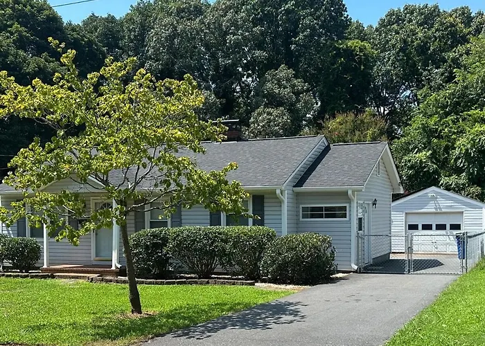 Cozy Stay Near Dt With Deck And Yard