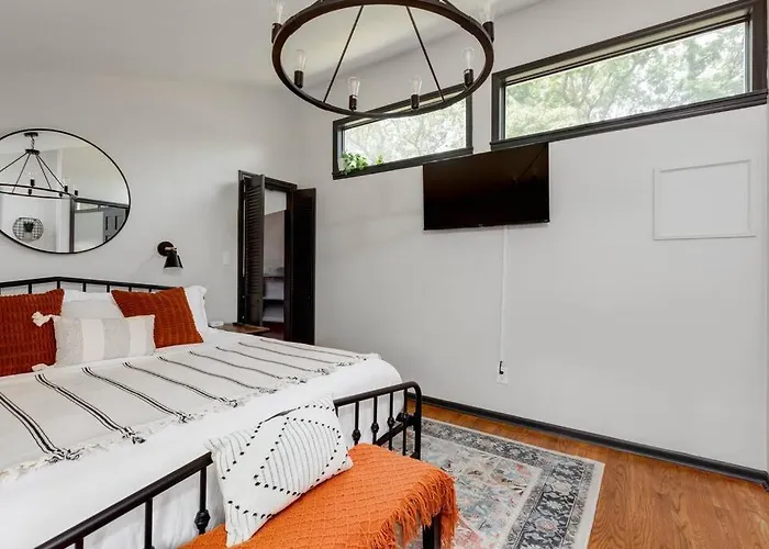 New - Modern Rustic Retreat Ardmore Chalet