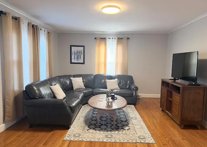 Cozy Stay Near Dt With Deck And Yard